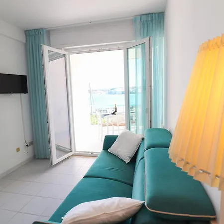 Lucrezia In Appartement *